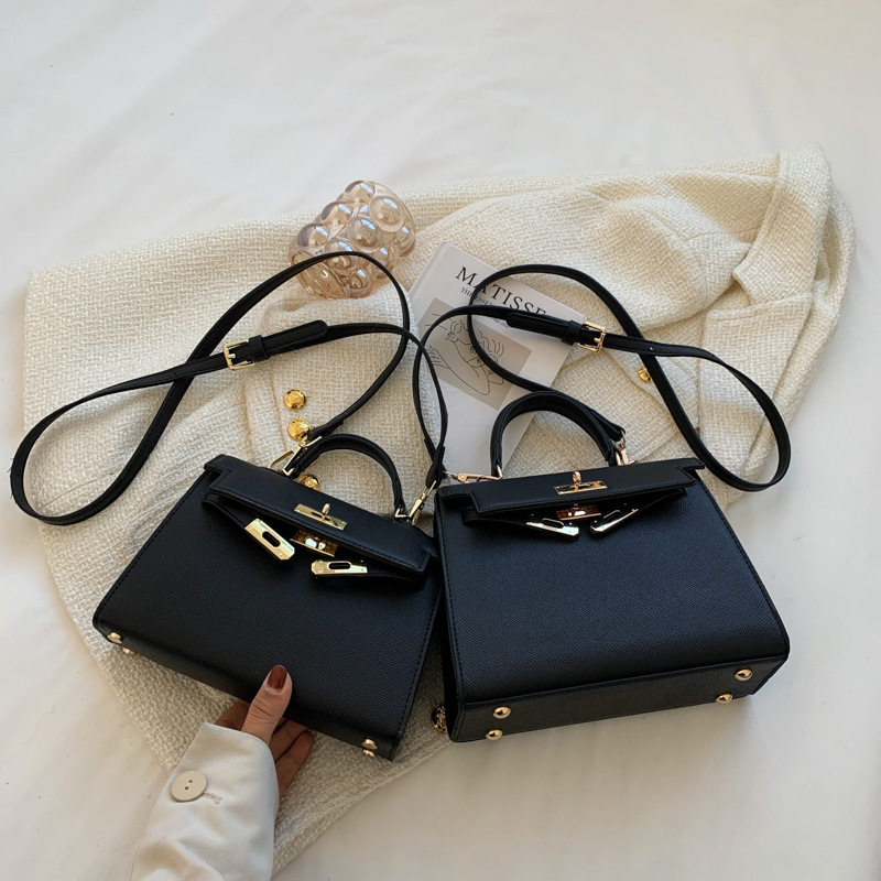 Nova teksturirana mala ženska crossbody torba za 2026. godinu, moderan modni stil, Kelly stil torba