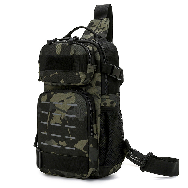 Kamuflažni taktički ruksak za aktivnosti na otvorenom i putovanja, muškarac, preko ramena