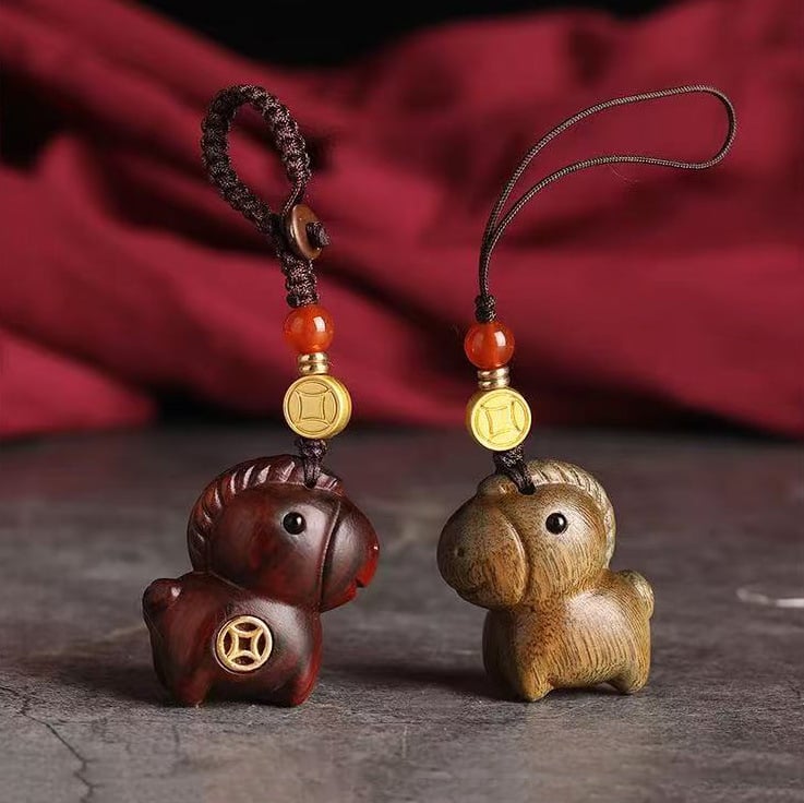 Pandantiv din lemn de santal sculptat, cu cal mic și monedă de cupru, pentru lanț de telefon – pandantiv Zodiei Cal