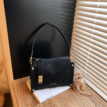 Dámska retro malá štvorcová crossbody taška s matnou textúrou, jar 2026