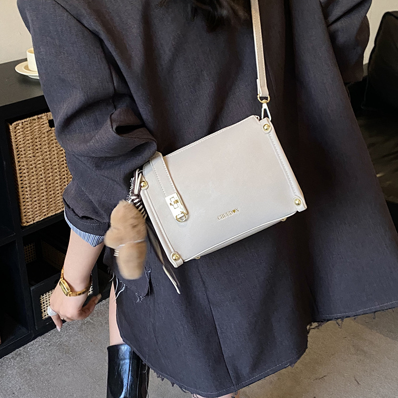 Dámska retro malá štvorcová crossbody taška s matnou textúrou, jar 2026