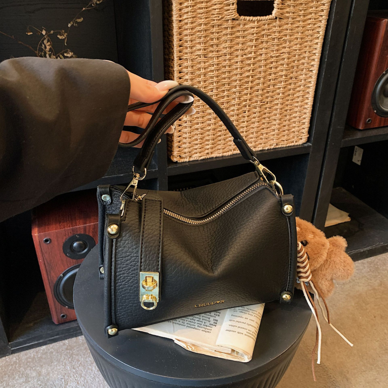 Dámska retro malá štvorcová crossbody taška s matnou textúrou, jar 2026