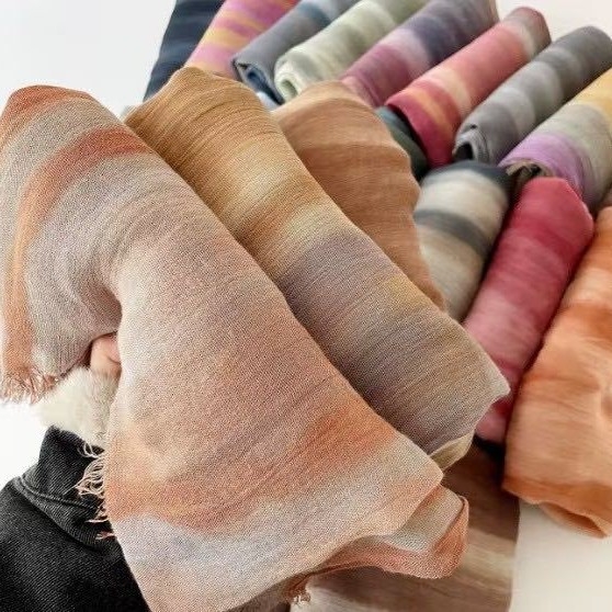Šal za glavu s dugačkim gradijentom i naboranim prugastim uzorkom, mekan viskozni materijal, tie-dye, prozračan i svestran