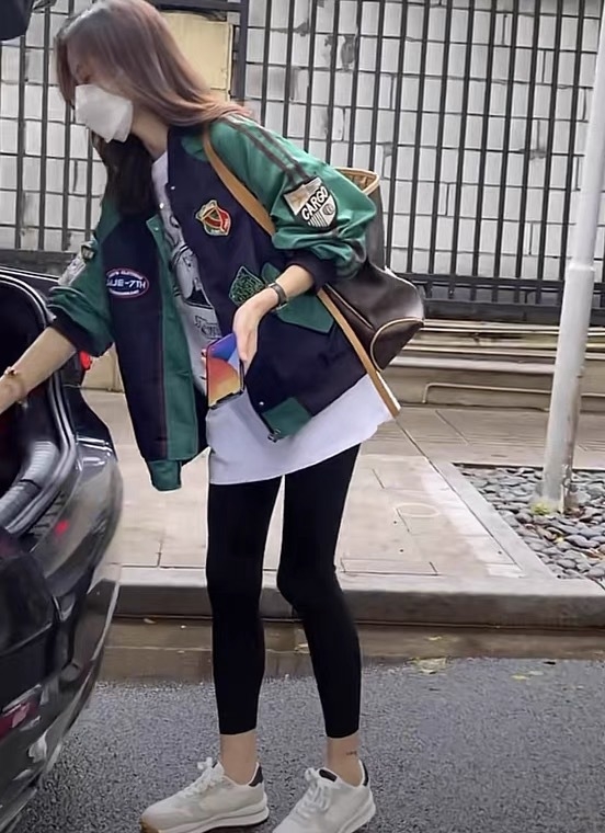Ženska retro baseball jakna s kontrastnim blokovima boja i šavova, kratka kardigan-stil jakna, proljeće–jesen 2025