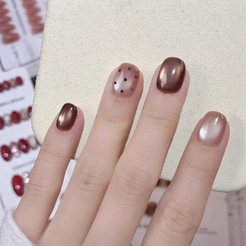 S11-01 Φορούμενα νύχια - Χειροποίητο μανικιούρ σε καφέ απόχρωση, εφέ Cat Eye, στυλ Instagram, 3D κύματα με μικρές κουκκίδες