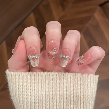 Kézzel készített francia stílusú leopard mintás, gradienttel, cat-eye csillogással és masnival – prémium hordható műköröm tippek