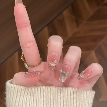 Kézzel készített francia stílusú leopard mintás, gradienttel, cat-eye csillogással és masnival – prémium hordható műköröm tippek