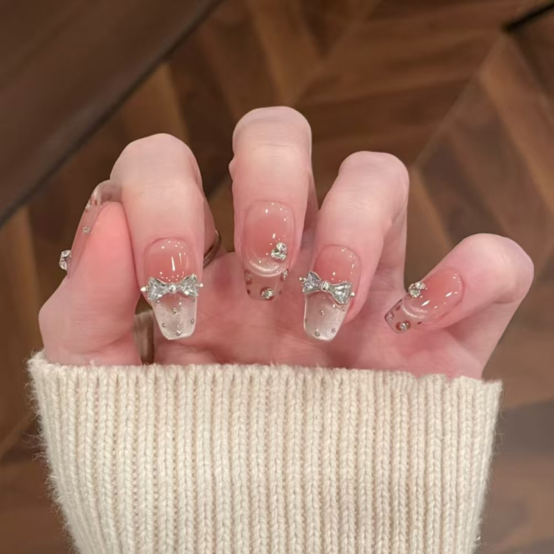 Kézzel készített francia stílusú leopard mintás, gradienttel, cat-eye csillogással és masnival – prémium hordható műköröm tippek