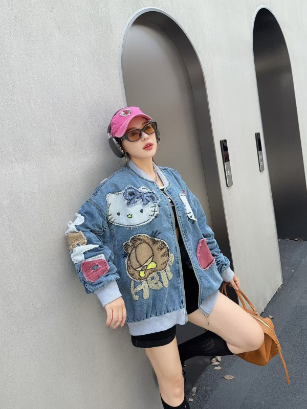 Női denim-pamut kabát súlyos hímzéssel és anime mintával, laza szabás, mindennapi utcai stílus, baseball-stílusú dzseki