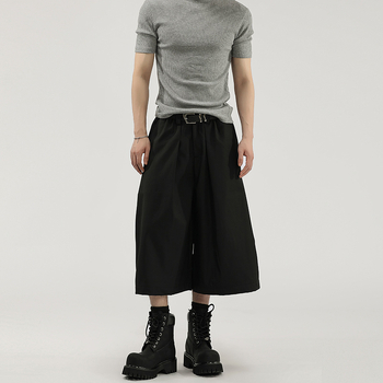 Egyszínű, széles lábú nadrág plisírozott, drapírozott sziluettel, fél rugalmas derekú, cropped hossz, uniszex casual nadrág.
