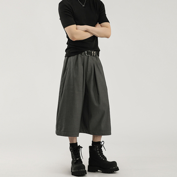 Egyszínű, széles lábú nadrág plisírozott, drapírozott sziluettel, fél rugalmas derekú, cropped hossz, uniszex casual nadrág.