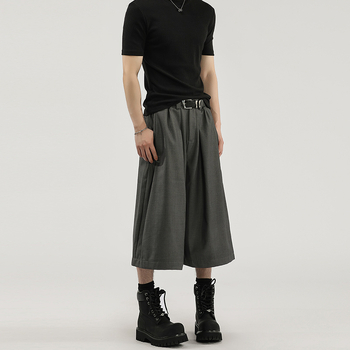 Egyszínű, széles lábú nadrág plisírozott, drapírozott sziluettel, fél rugalmas derekú, cropped hossz, uniszex casual nadrág.