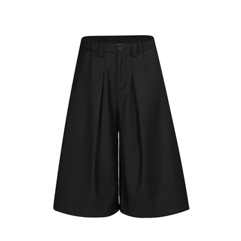 Egyszínű, széles lábú nadrág plisírozott, drapírozott sziluettel, fél rugalmas derekú, cropped hossz, uniszex casual nadrág.