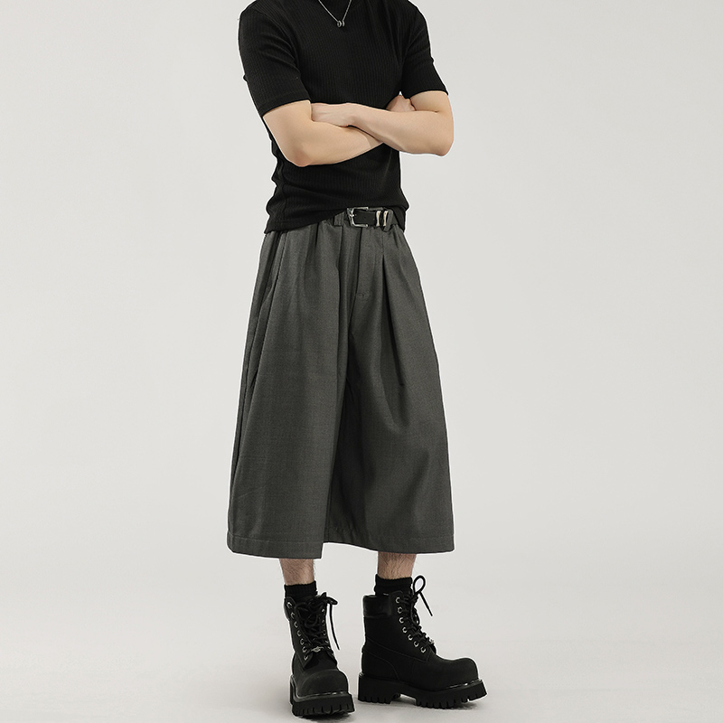 Egyszínű, széles lábú nadrág plisírozott, drapírozott sziluettel, fél rugalmas derekú, cropped hossz, uniszex casual nadrág.
