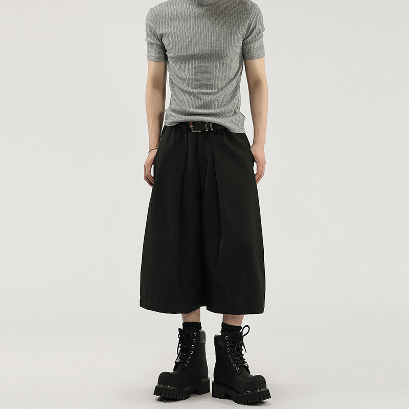 Egyszínű, széles lábú nadrág plisírozott, drapírozott sziluettel, fél rugalmas derekú, cropped hossz, uniszex casual nadrág.