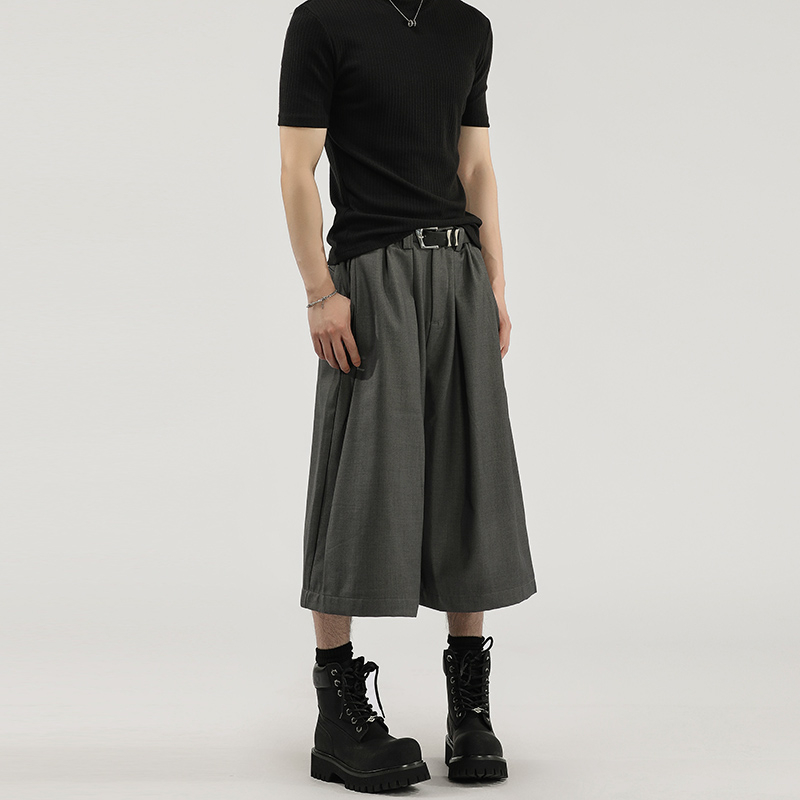 Egyszínű, széles lábú nadrág plisírozott, drapírozott sziluettel, fél rugalmas derekú, cropped hossz, uniszex casual nadrág.