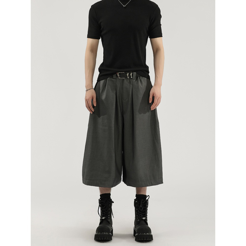 Egyszínű, széles lábú nadrág plisírozott, drapírozott sziluettel, fél rugalmas derekú, cropped hossz, uniszex casual nadrág.