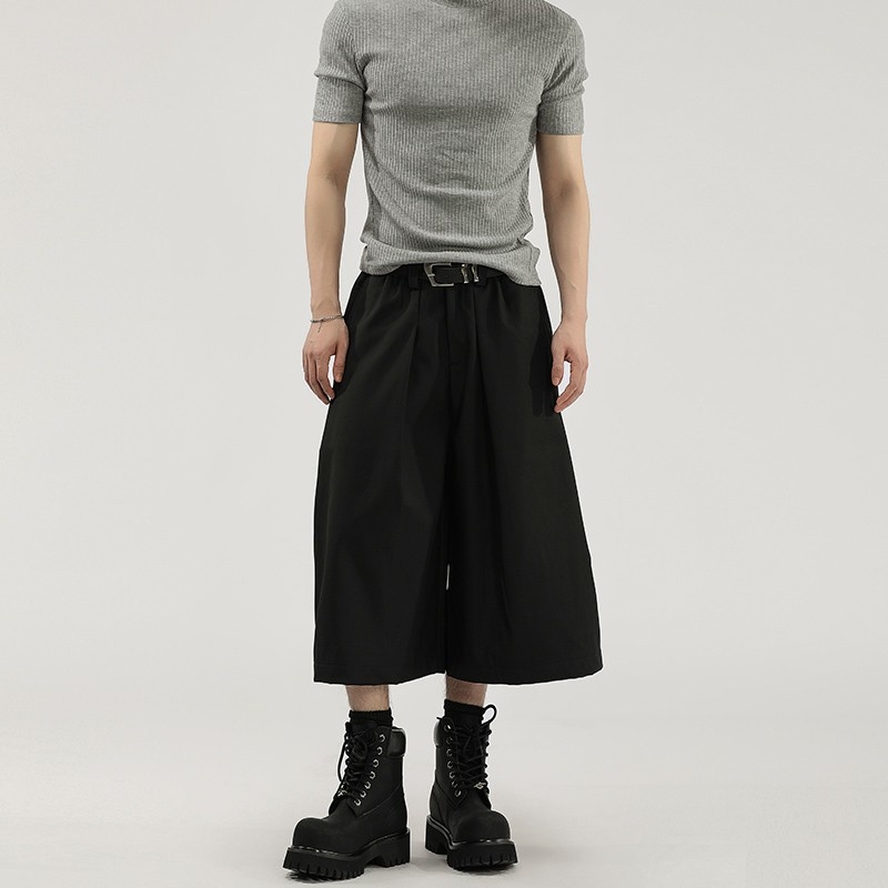Egyszínű, széles lábú nadrág plisírozott, drapírozott sziluettel, fél rugalmas derekú, cropped hossz, uniszex casual nadrág.
