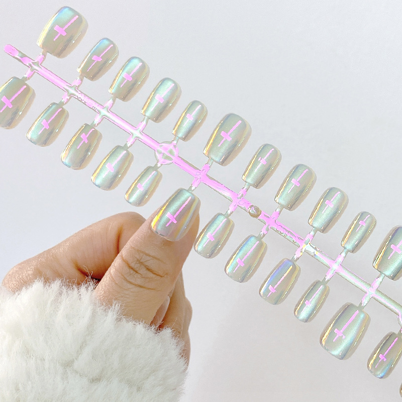 Aurora Crystal macskaszem körömdíszítő tippek – viselhető készlet, irizáló üveggyöngyök és tükrös por