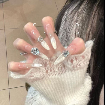 Kézzel készített körömdíszítő matricák cat-eye hatással, francia gradienttel, nagy kristályokkal, luxus ragyogással és világosító manikűrrel