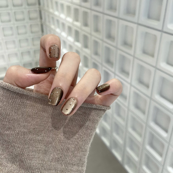 Őszi–téli cat-eye műkörmök mogyoróbarna színben, pöttyös mintával; prémium minőség, levehető, viselhető műkörmök