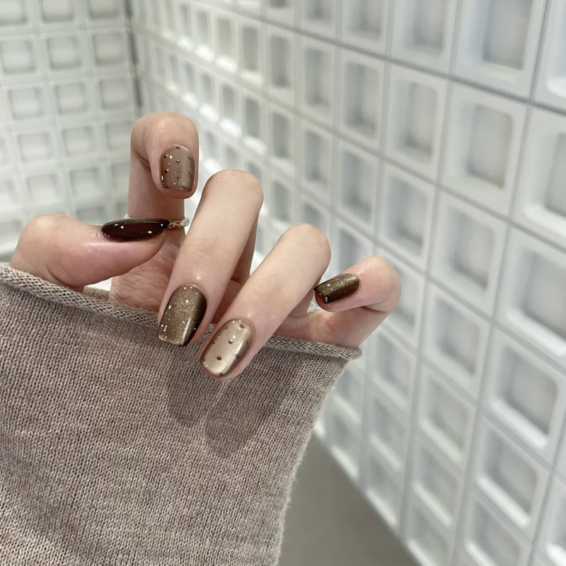 Őszi–téli cat-eye műkörmök mogyoróbarna színben, pöttyös mintával; prémium minőség, levehető, viselhető műkörmök