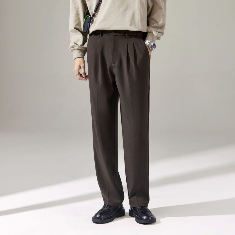 Új stílusú férfi nadrágok, dupla plisével и drapírozott hatással, egyenes, széles szárú, elasztikus derékkal, alkalmi kosztüm-nadrág tavasz-nyár