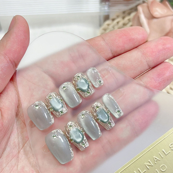 Kézzel készített körömdíszítő matrica Cat-Eye effektussal, oldalsó fényes kövekkel – nyári elegáns megjelenéshez