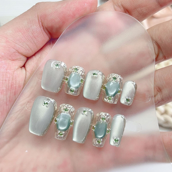 Kézzel készített körömdíszítő matrica Cat-Eye effektussal, oldalsó fényes kövekkel – nyári elegáns megjelenéshez