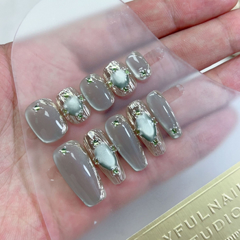 Kézzel készített körömdíszítő matrica Cat-Eye effektussal, oldalsó fényes kövekkel – nyári elegáns megjelenéshez