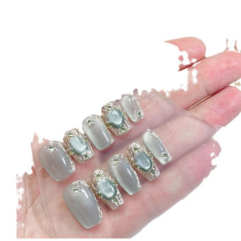 Kézzel készített körömdíszítő matrica Cat-Eye effektussal, oldalsó fényes kövekkel – nyári elegáns megjelenéshez