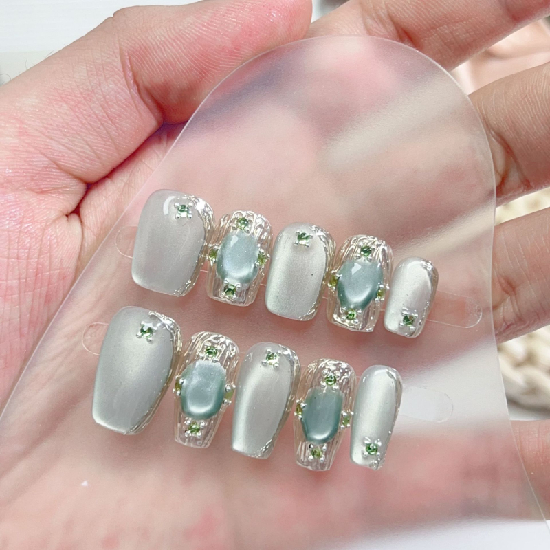 Kézzel készített körömdíszítő matrica Cat-Eye effektussal, oldalsó fényes kövekkel – nyári elegáns megjelenéshez