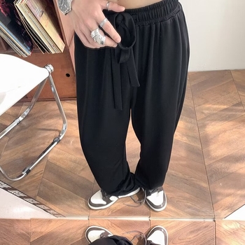 Férfiak számára nyári casual nadrág, könnyű és laza, szabásuk egyenes és széles, öltöny-stílusú nadrág