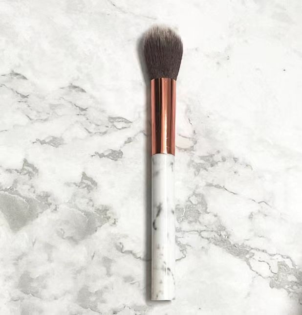 Velika, pahuljasta, prijenosna četka za šminkanje za korektor, puder i highlighter; jednodelni dizajn za početnike