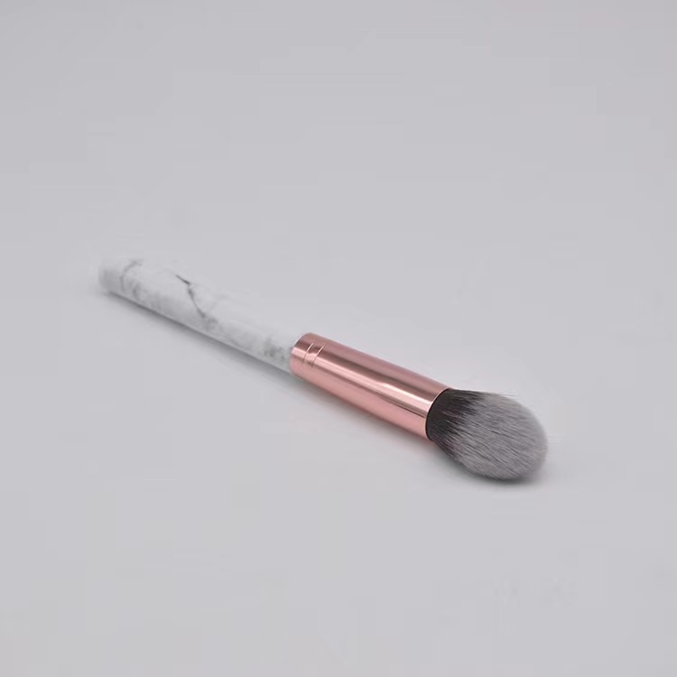 Velika, pahuljasta, prijenosna četka za šminkanje za korektor, puder i highlighter; jednodelni dizajn za početnike