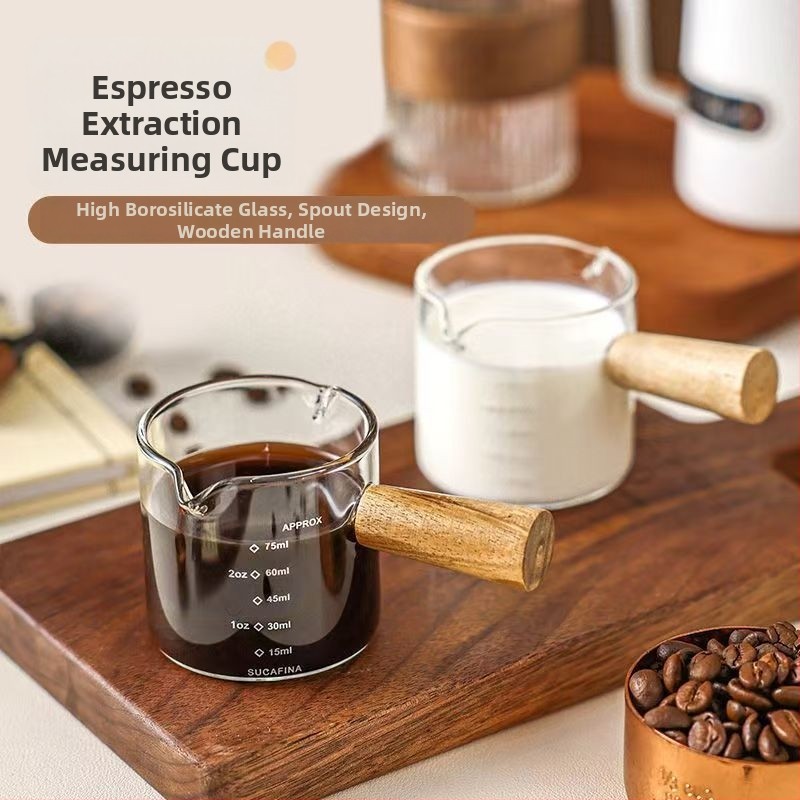 Sklenená kanvička na mlieko na espresso so stupnicou a drevenou rukoväťou, objem 100 ml, minimalistický dizajn