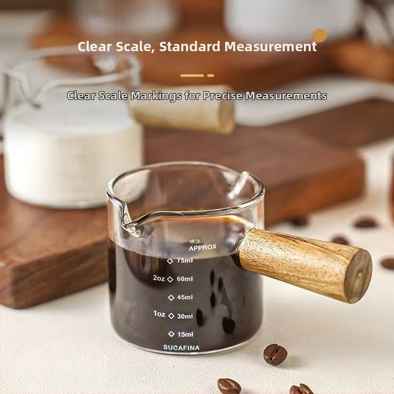 Sklenená kanvička na mlieko na espresso so stupnicou a drevenou rukoväťou, objem 100 ml, minimalistický dizajn