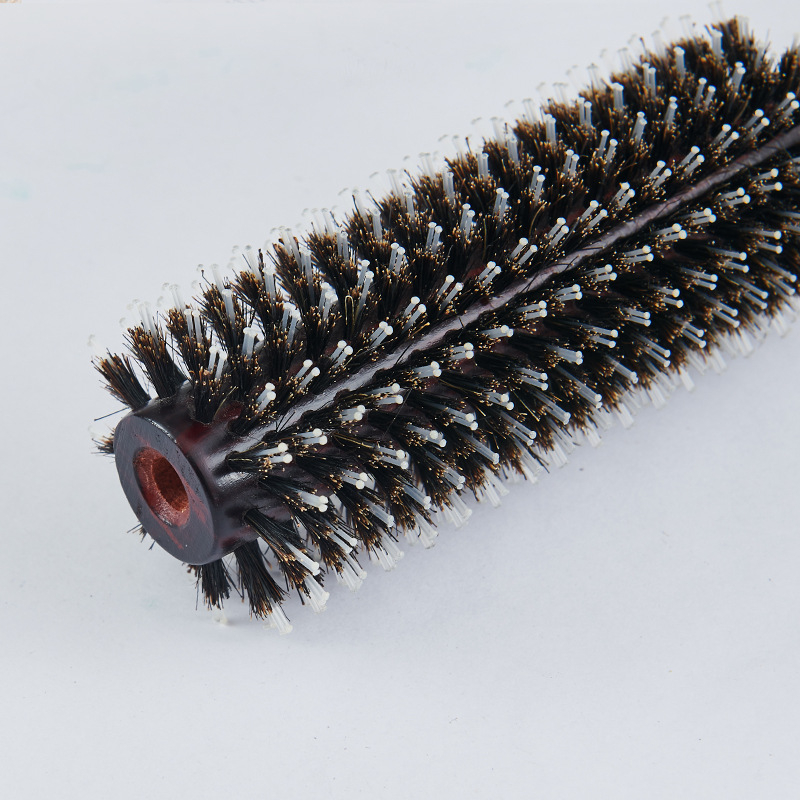 15-20 cm hosszú tömörfa hengeres hajfésű göndörítéshez és formázáshoz, sertésszőrös és nylon sörtékkel