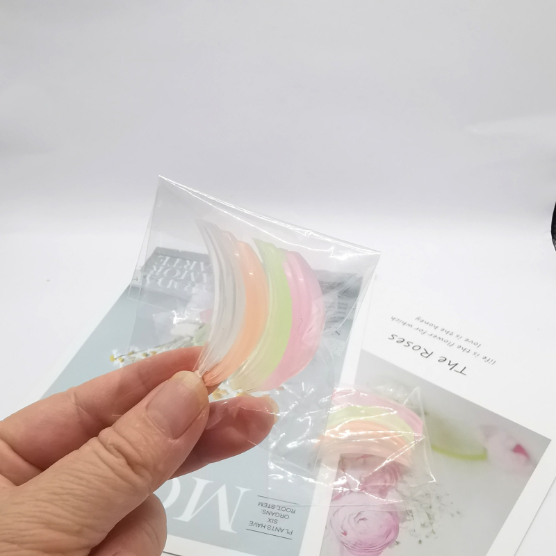 Keratinski alat za uvijanje trepavica sa silikonskom podlogom – Barbie stil, set od četiri boje