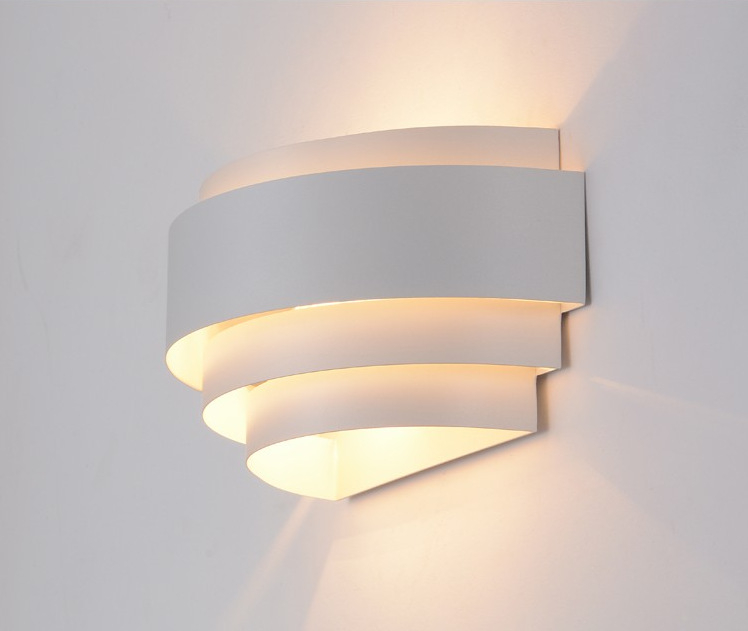 Moderna minimalistička željezna LED stenska lampa za spavaću sobu, hodnik i stepenice