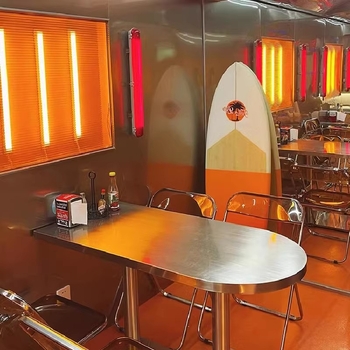 Vanjska vodootporna zidna svjetiljka u industrijskom stilu, duga, dizajnersko kreativno osvjetljenje za kafić, crvena retro loft atmosfera.