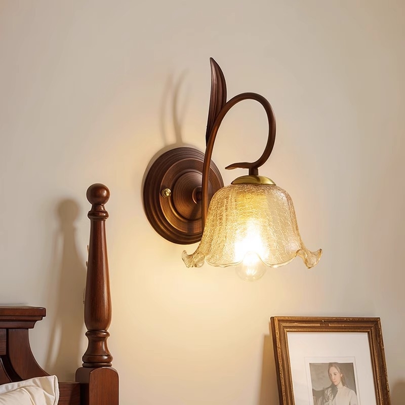 Francuska vintage zidna lampa, antikni stil, za spavaću sobu – noćno svjetlo; pozadinsko zidno osvjetljenje dnevnog boravka uz kauč; rasvjeta za hodnik i stepenice.