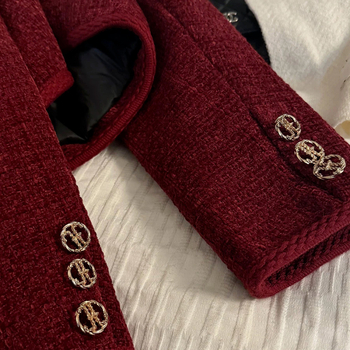 Ženski tweed kaput bordo boje, Chanel stil, zima 2025, s debelim podstavom, za malu figuru