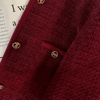 Ženski tweed kaput bordo boje, Chanel stil, zima 2025, s debelim podstavom, za malu figuru