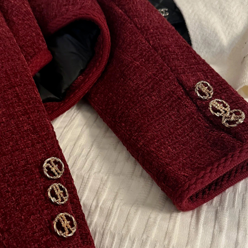 Ženski tweed kaput bordo boje, Chanel stil, zima 2025, s debelim podstavom, za malu figuru