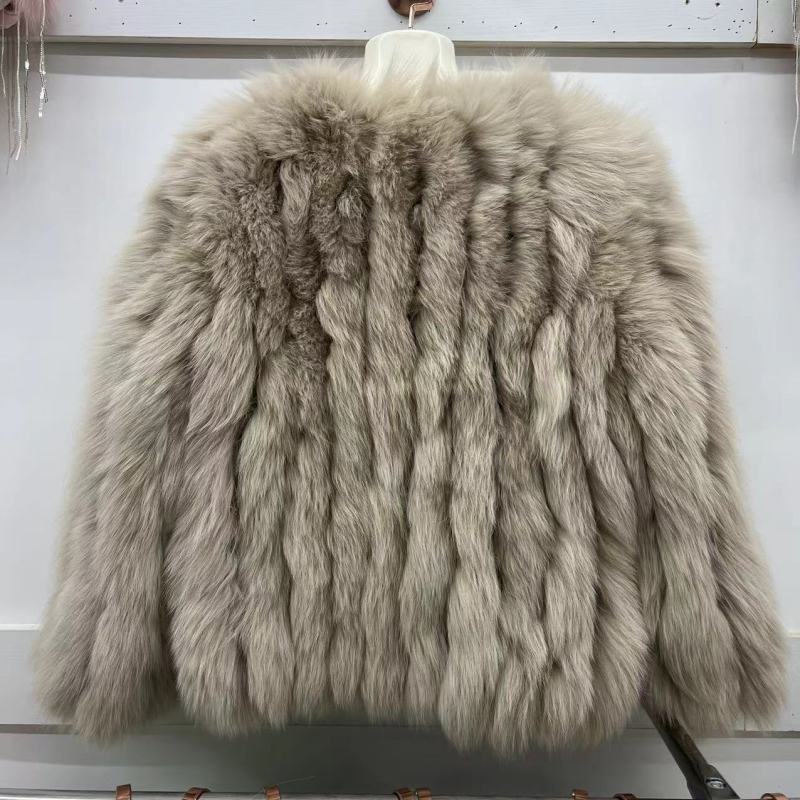 Jakna od lisjeg krzna, kratka, uskog kroja, V-izrez, dugi rukavi, korejski stil
