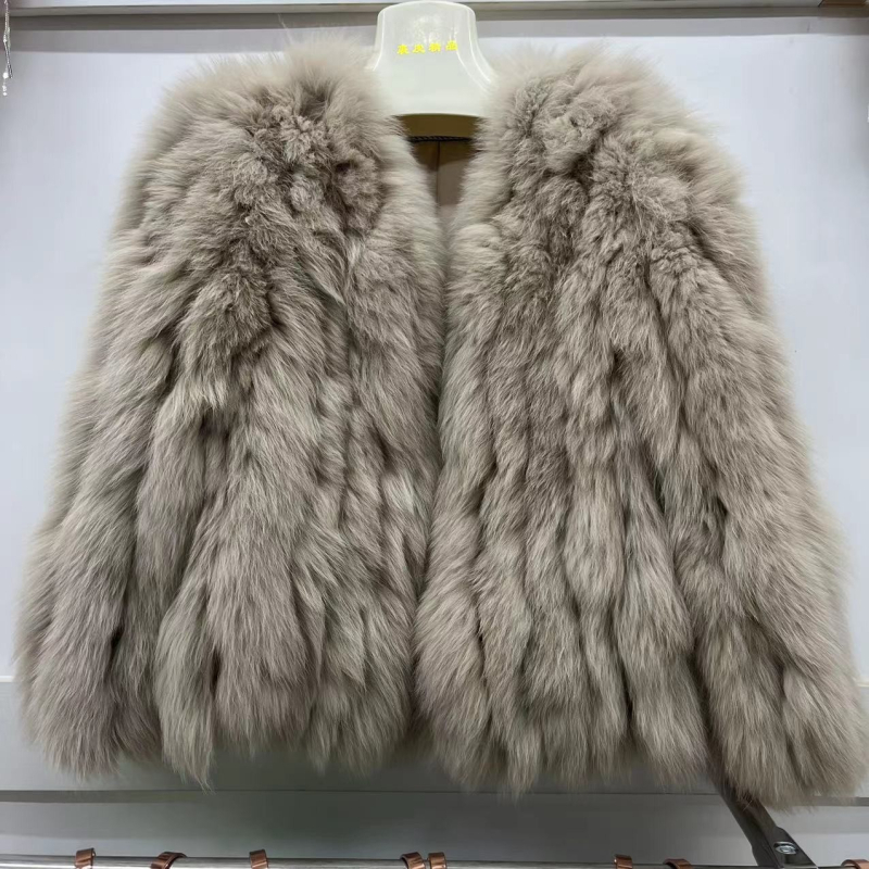 Jakna od lisjeg krzna, kratka, uskog kroja, V-izrez, dugi rukavi, korejski stil