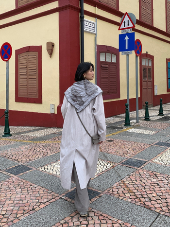 Ženska jesenja retro, opuštena duga jakna sa svileni šalom