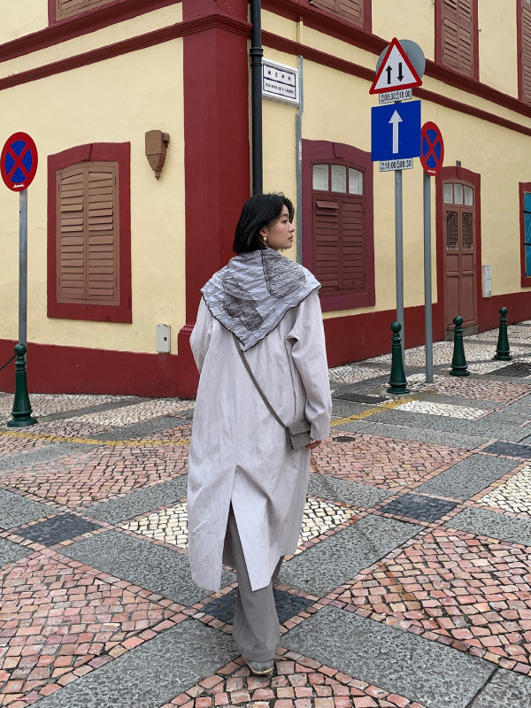 Ženska jesenja retro, opuštena duga jakna sa svileni šalom