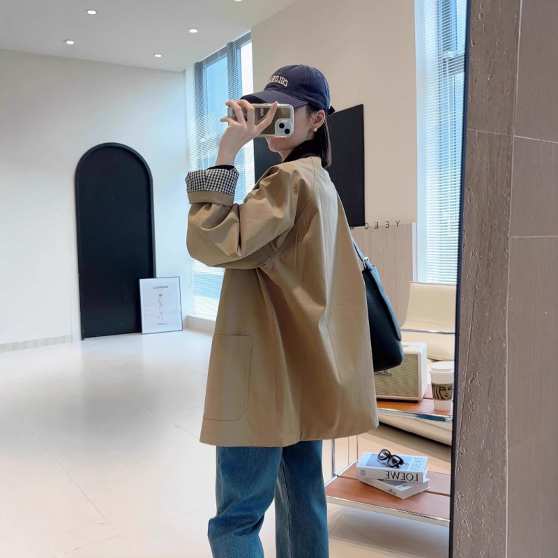 Női pamutból készült windbreaker laza szabású, középhosszú, khaki színű, kontrasztos részletekkel